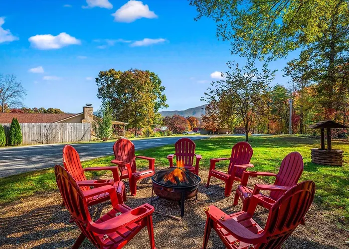Peaceful Mountain View- Hot Tub- Pool Table- Fire Pit-Fenced Yard-Pet Friendly- Pool & Pond