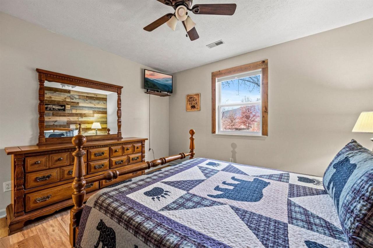Peaceful Mountain View- Hot Tub- Pool Table- Fire Pit-fenced Yard-pet Friendly- Pool & Pond Sevierville