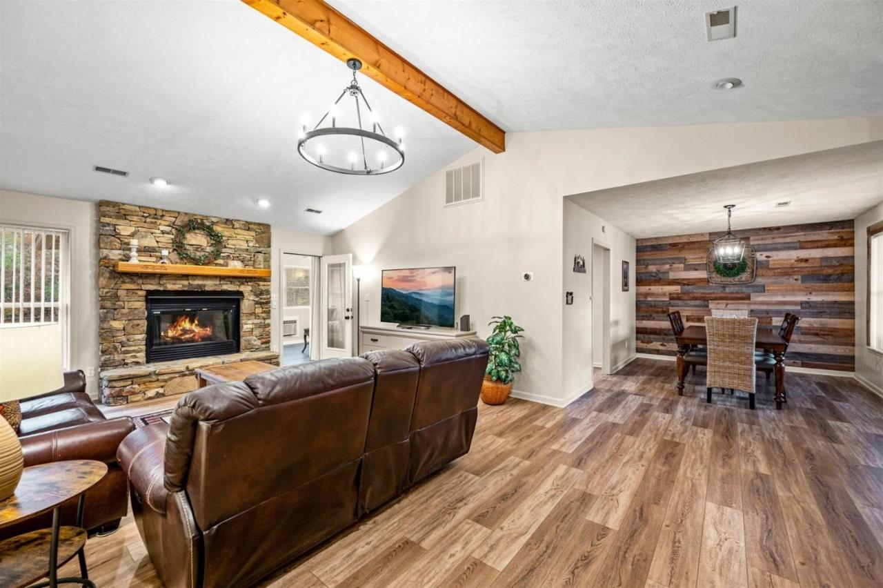Holiday home Peaceful Mountain View- Hot Tub- Pool Table- Fire Pit-fenced Yard-pet Friendly- Pool & Pond Sevierville