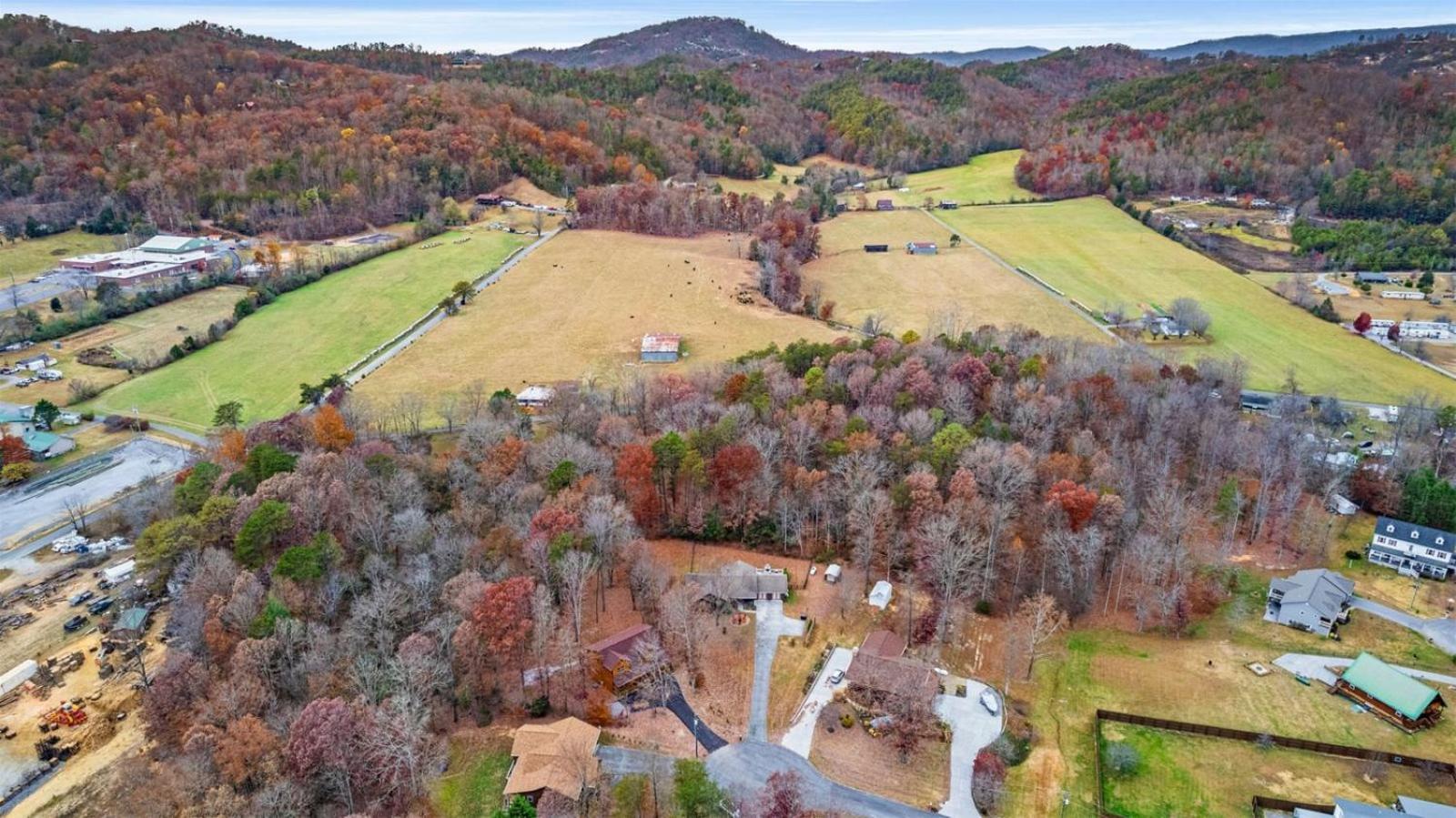 Peaceful Mountain View- Hot Tub- Pool Table- Fire Pit-fenced Yard-pet Friendly- Pool & Pond *