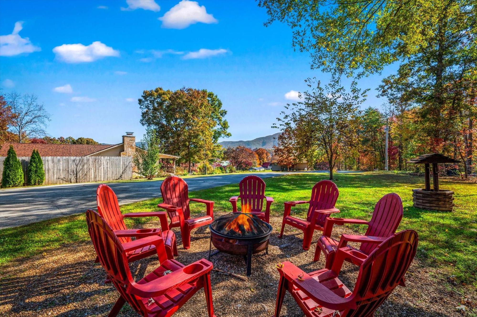 Peaceful Mountain View- Hot Tub- Pool Table- Fire Pit-fenced Yard-pet Friendly- Pool & Pond Holiday home