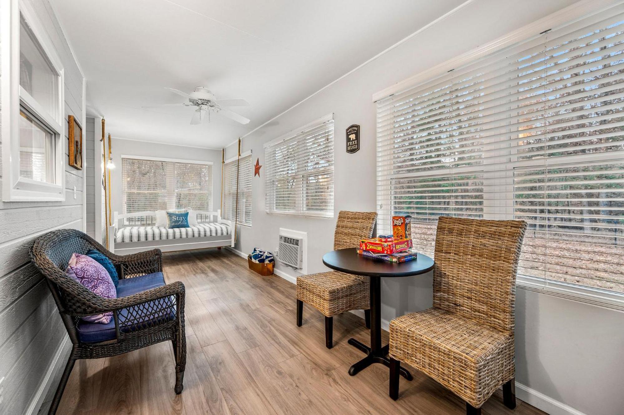 Peaceful Mountain View- Hot Tub- Pool Table- Fire Pit-fenced Yard-pet Friendly- Pool & Pond Holiday home *