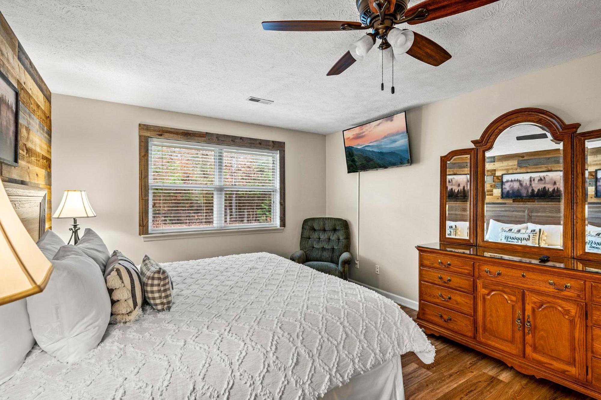 Peaceful Mountain View- Hot Tub- Pool Table- Fire Pit-fenced Yard-pet Friendly- Pool & Pond * Sevierville