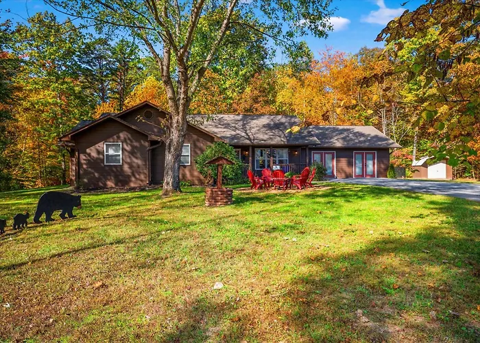 Peaceful Mountain View- Hot Tub- Pool Table- Fire Pit-Fenced Yard-Pet Friendly- Pool & Pond