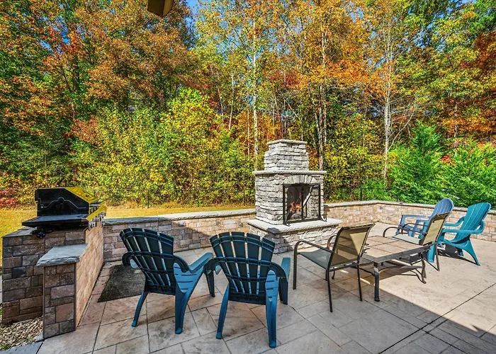 Peaceful Mountain View- Hot Tub- Pool Table- Fire Pit-Fenced Yard-Pet Friendly- Pool & Pond