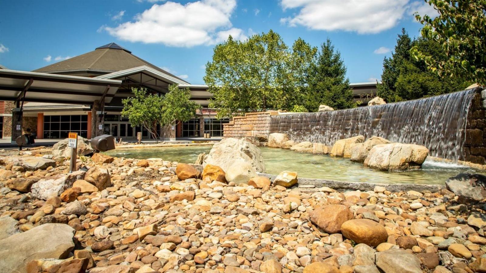 Peaceful Mountain View- Hot Tub- Pool Table- Fire Pit-fenced Yard-pet Friendly- Pool & Pond *