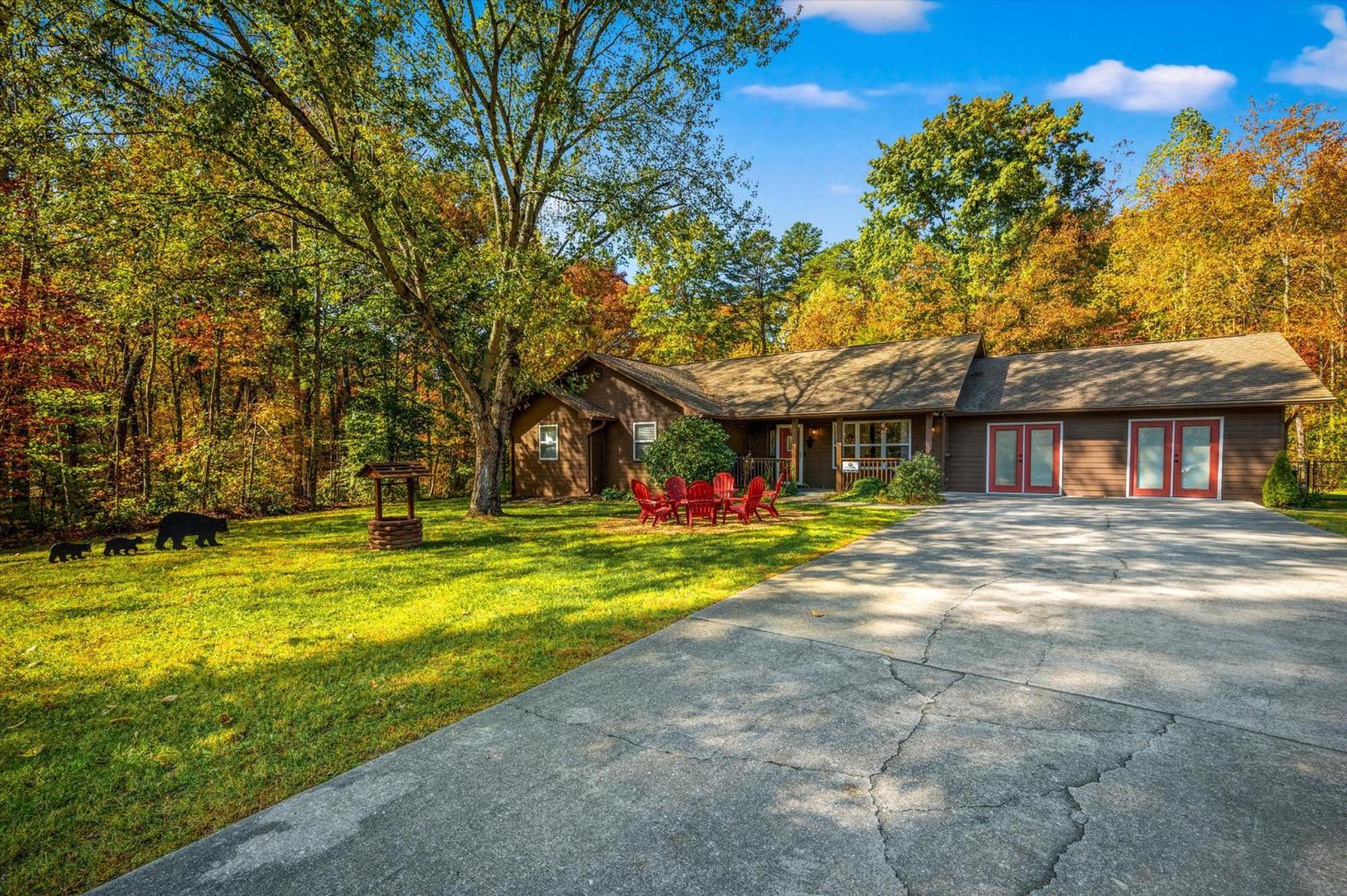 Peaceful Mountain View- Hot Tub- Pool Table- Fire Pit-fenced Yard-pet Friendly- Pool & Pond Sevierville