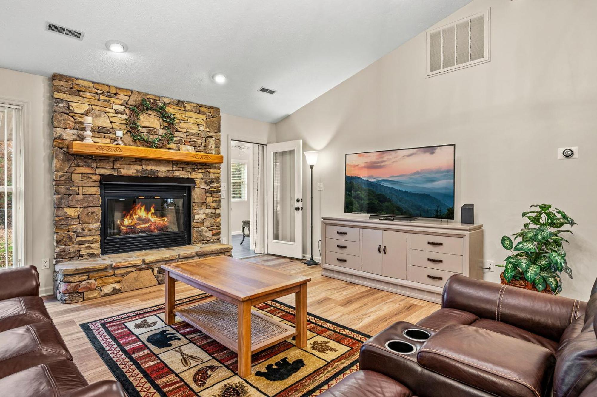 Peaceful Mountain View- Hot Tub- Pool Table- Fire Pit-fenced Yard-pet Friendly- Pool & Pond Sevierville